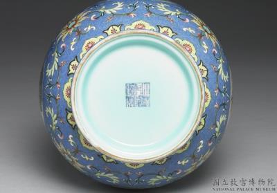 图片[2]-Revolving ts’un vessel in yang-ts’ai enamels on blue ground with incised pattern of flower brocade and landscape imperial poem décor 1743 (Ch’ien-lung reign)-China Archive